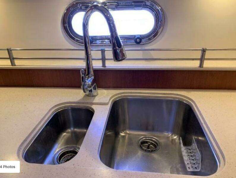 2009 Tiara Yachts Sovran 4300