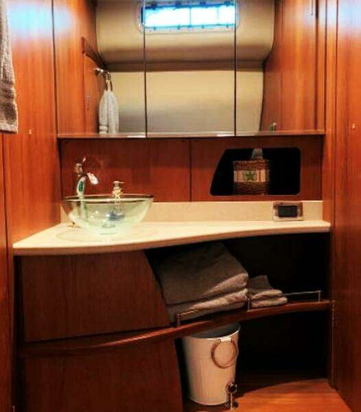 2009 Tiara Yachts Sovran 4300