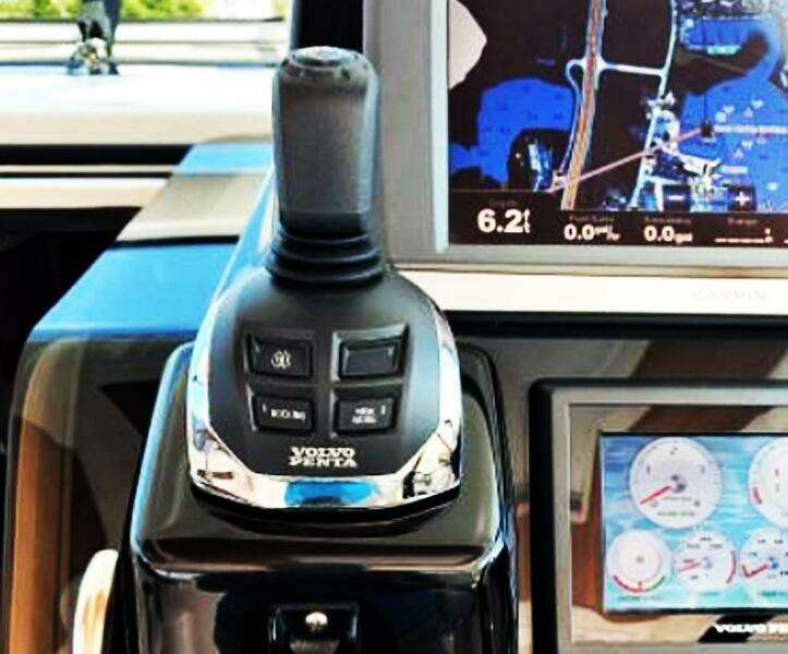 2009 Tiara Yachts Sovran 4300