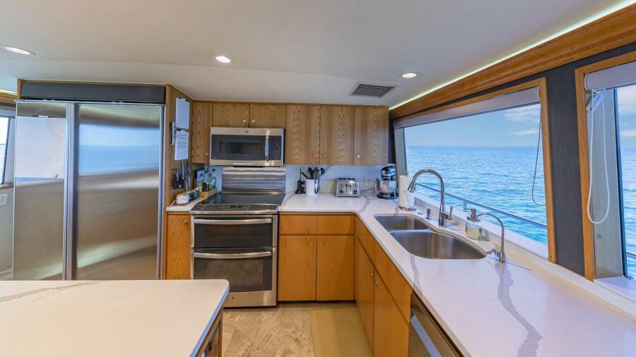 111' 1997 Broward Raised Pilothouse