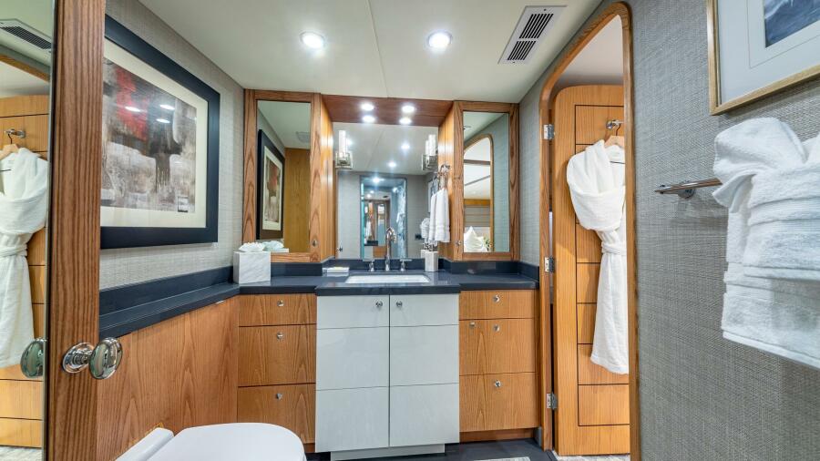 111' 1997 Broward Raised Pilothouse