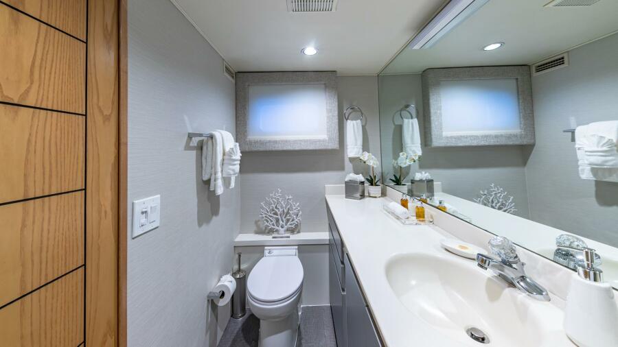 111' 1997 Broward Raised Pilothouse