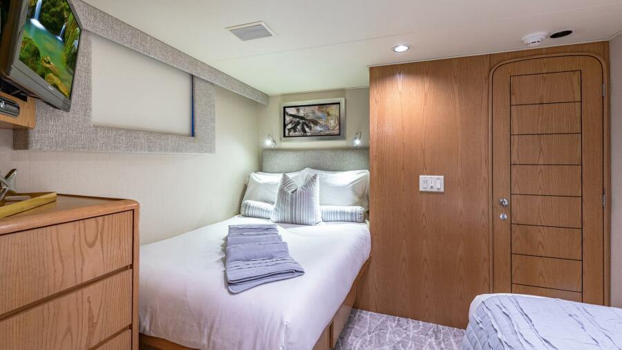 111' 1997 Broward Raised Pilothouse