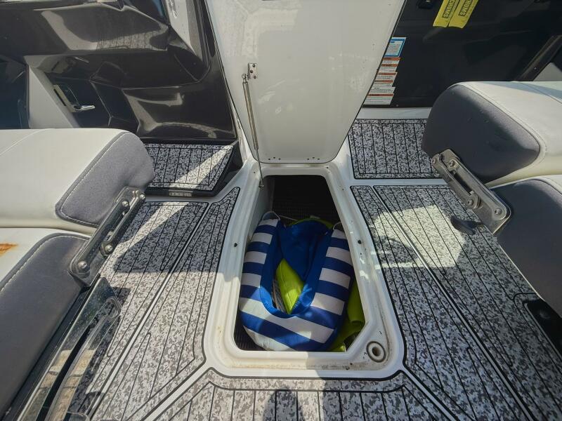 29' 2020 Monterey 305 SS