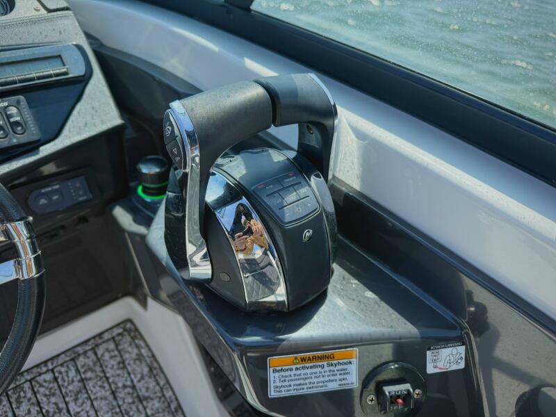 29' 2020 Monterey 305 SS