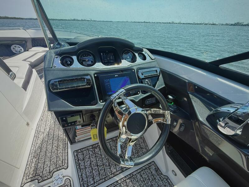 29' 2020 Monterey 305 SS