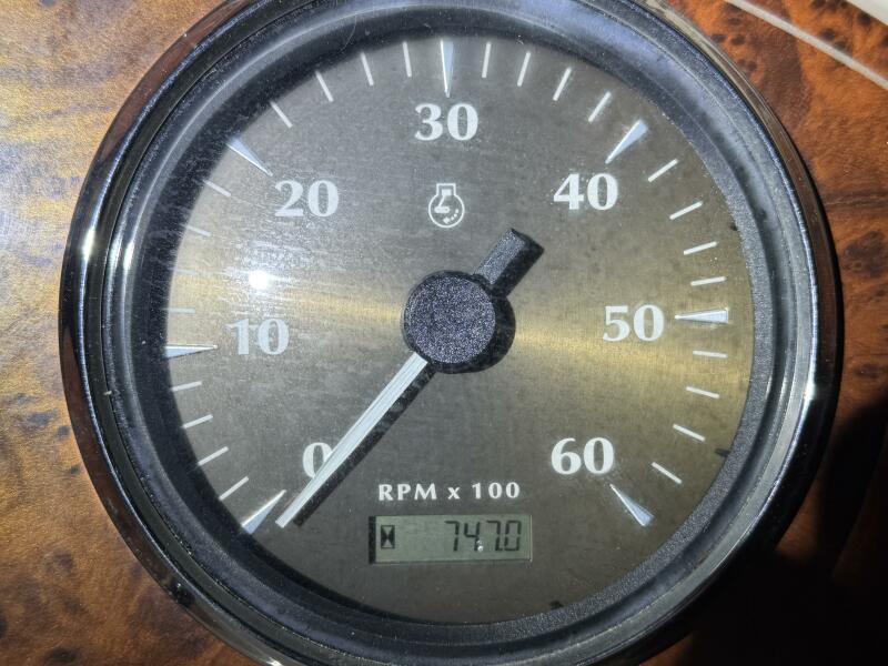 33' 2001 Maxum 3300 SCR