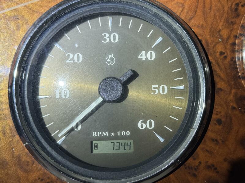 33' 2001 Maxum 3300 SCR