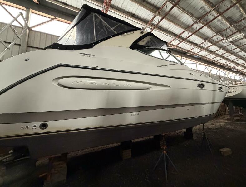 33' 2001 Maxum 3300 SCR