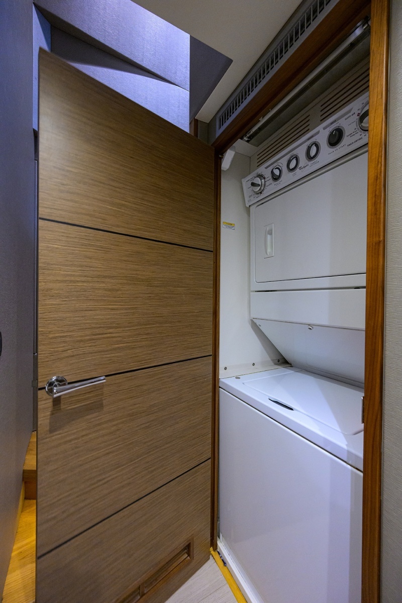 H2OME 80ft Hatteras Yacht For Sale