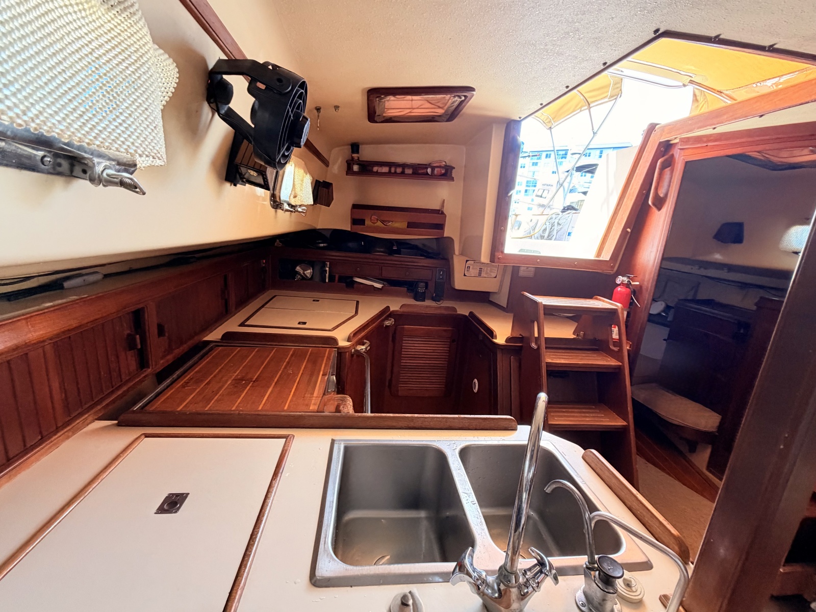 35' 1989 Island Packet Cutter