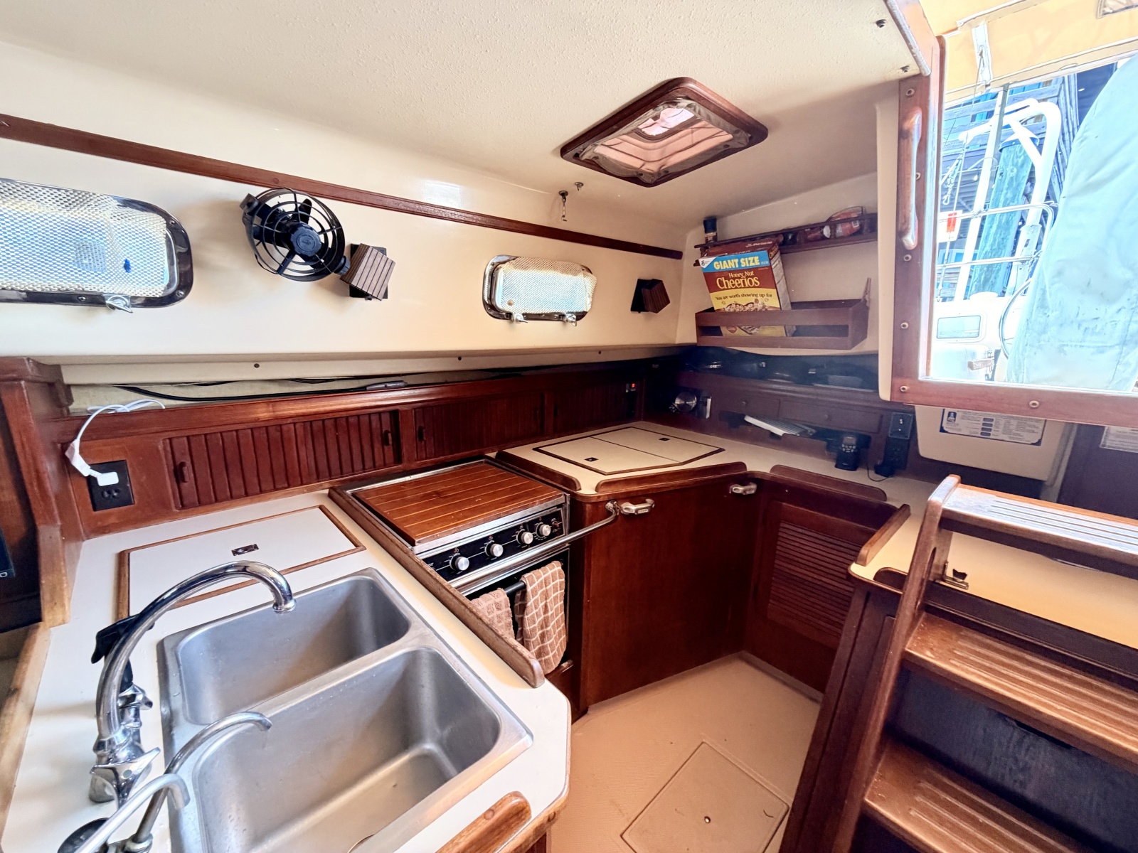 35' 1989 Island Packet Cutter