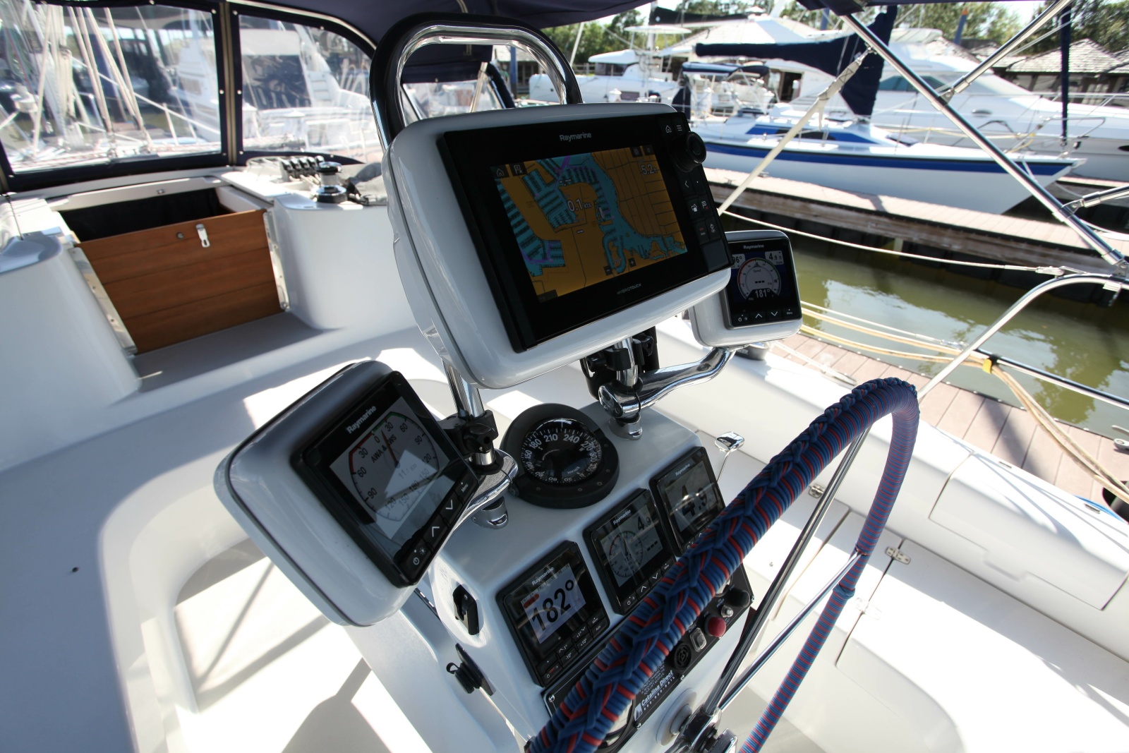 38' 2005 Catalina 387