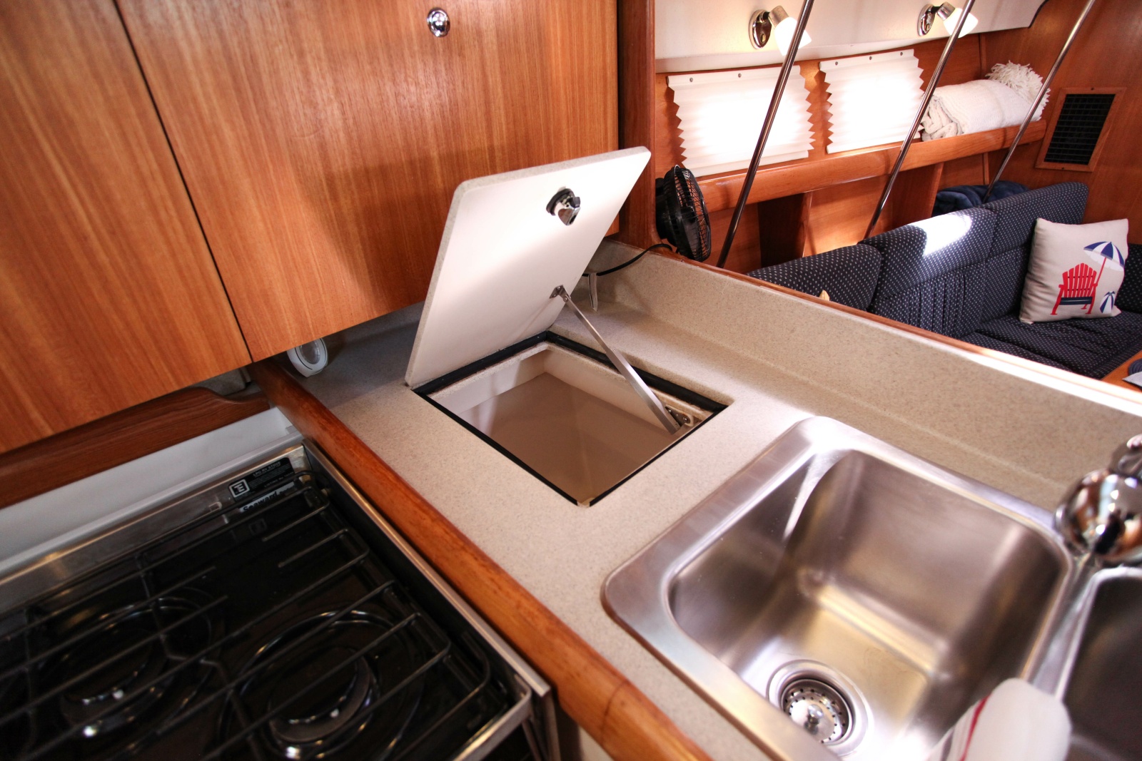 38' 2005 Catalina 387