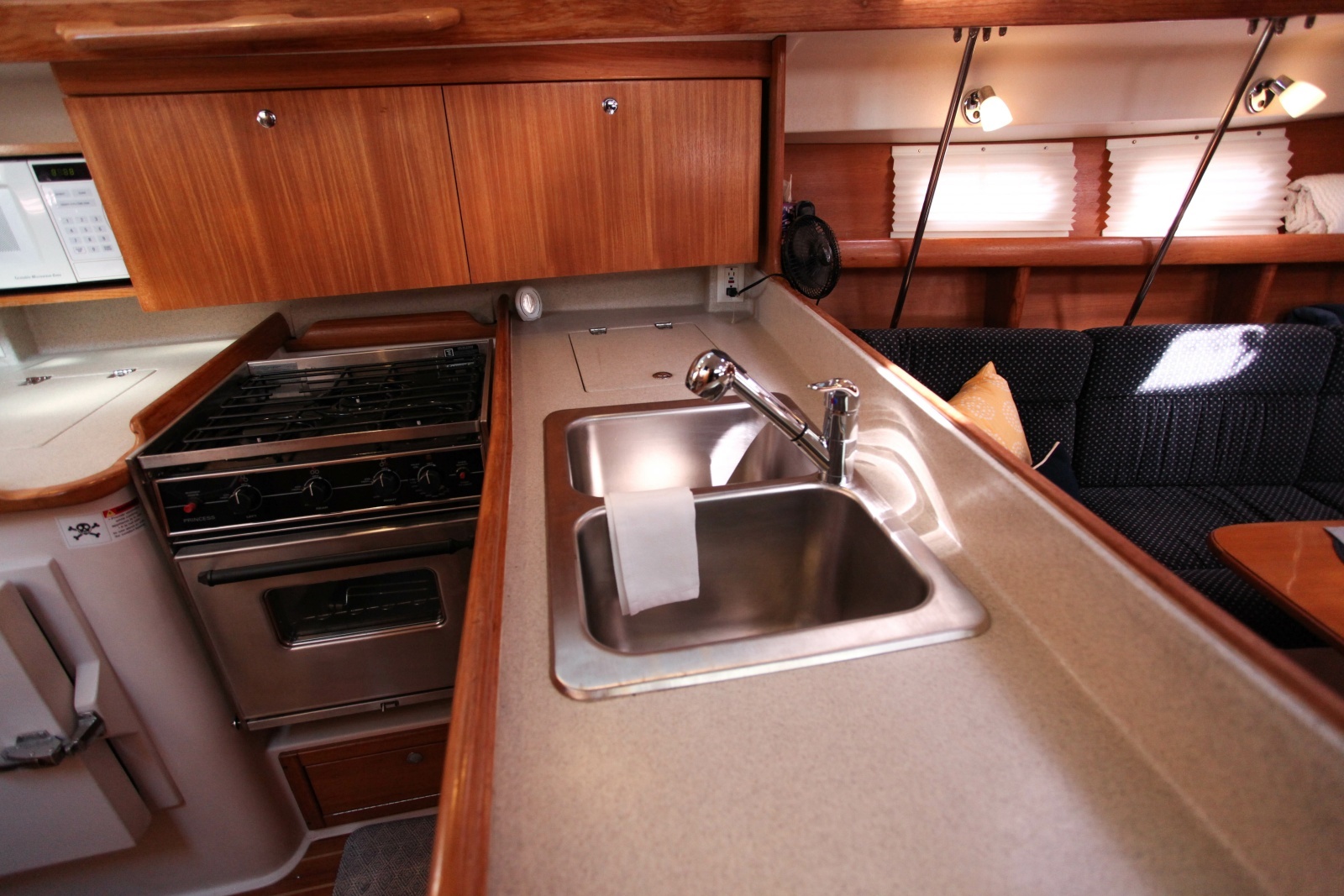 2005 Catalina 387