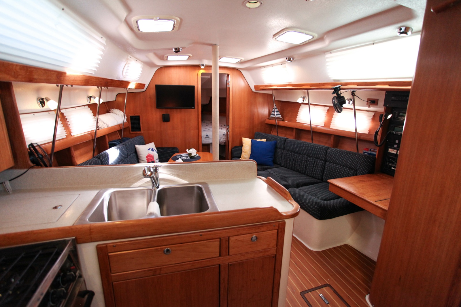 38' 2005 Catalina 387