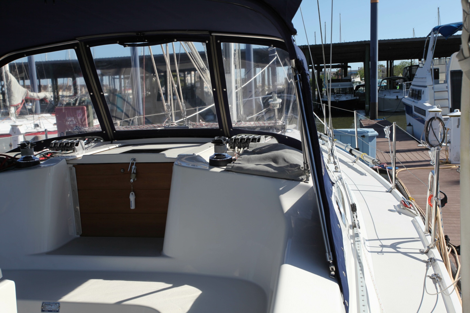 38' 2005 Catalina 387