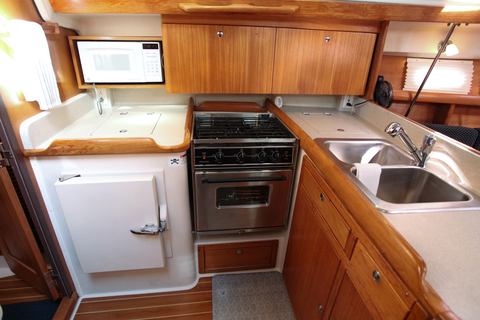 38' 2005 Catalina 387