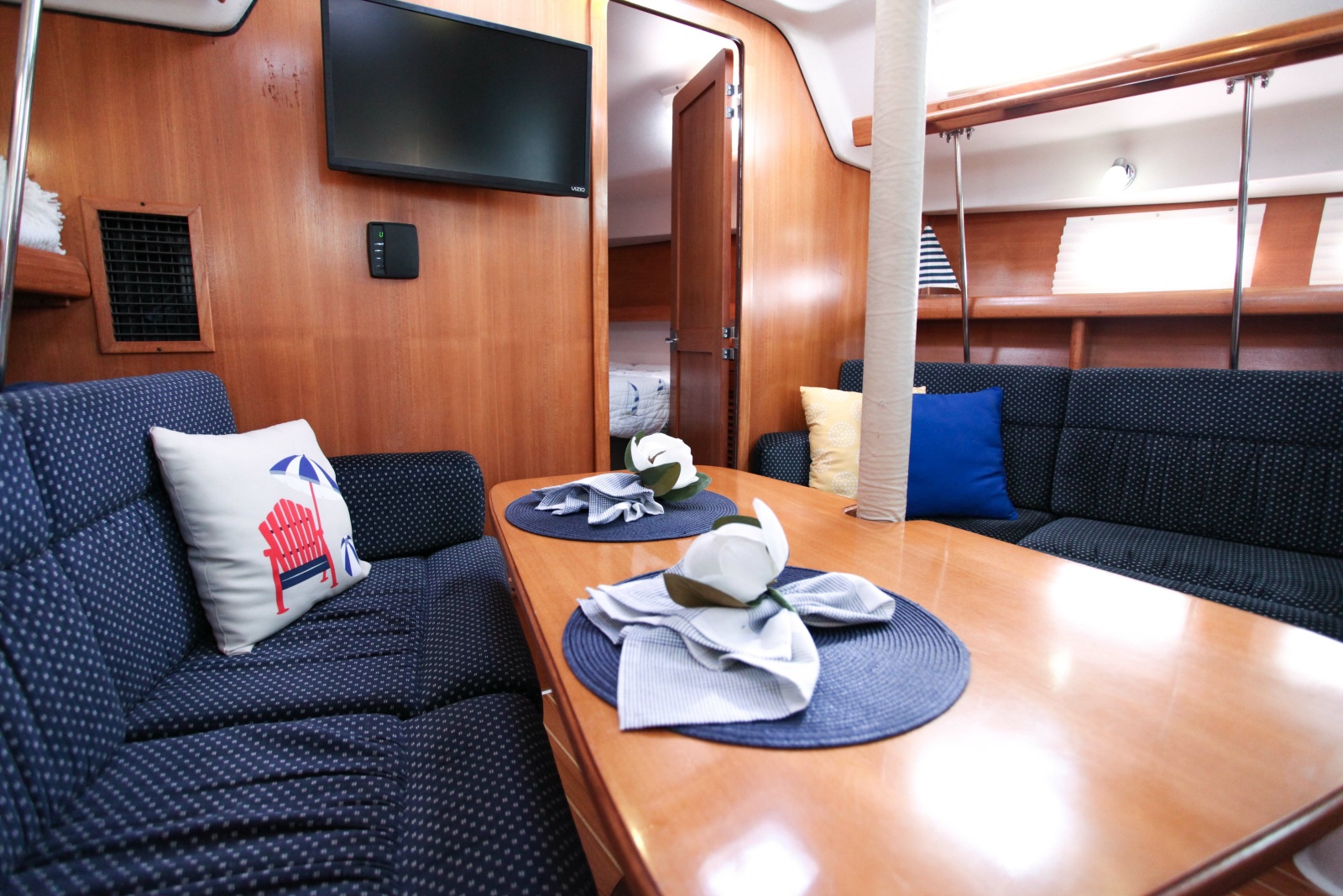 38' 2005 Catalina 387