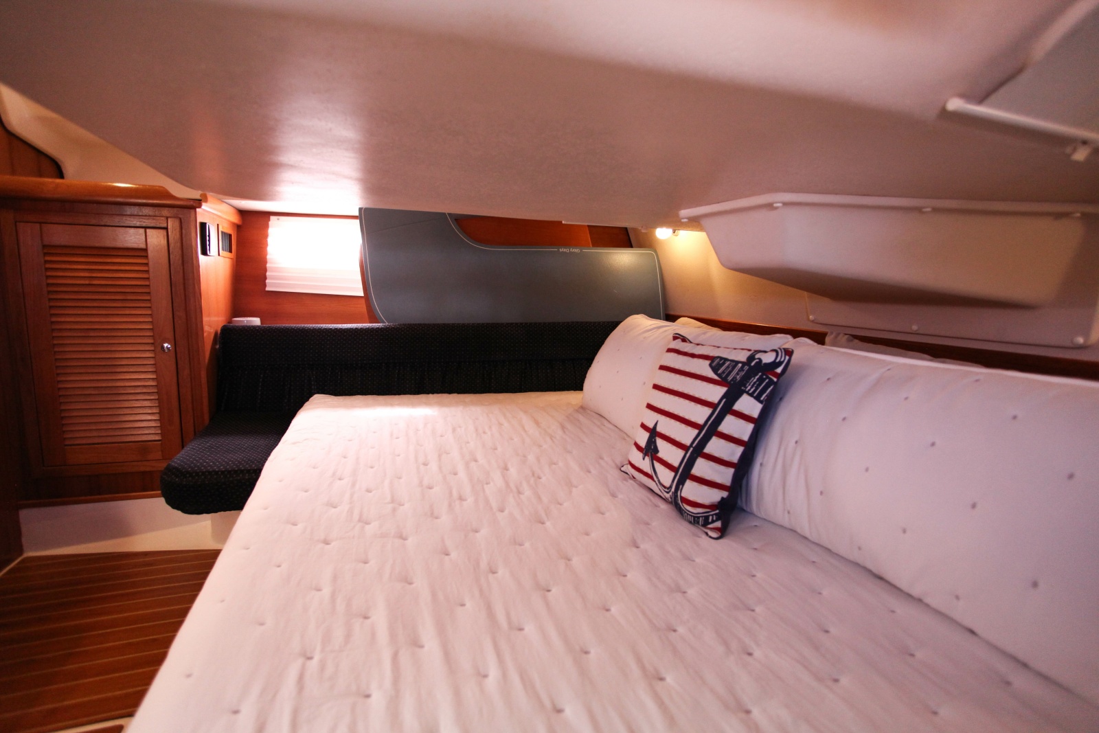 38' 2005 Catalina 387