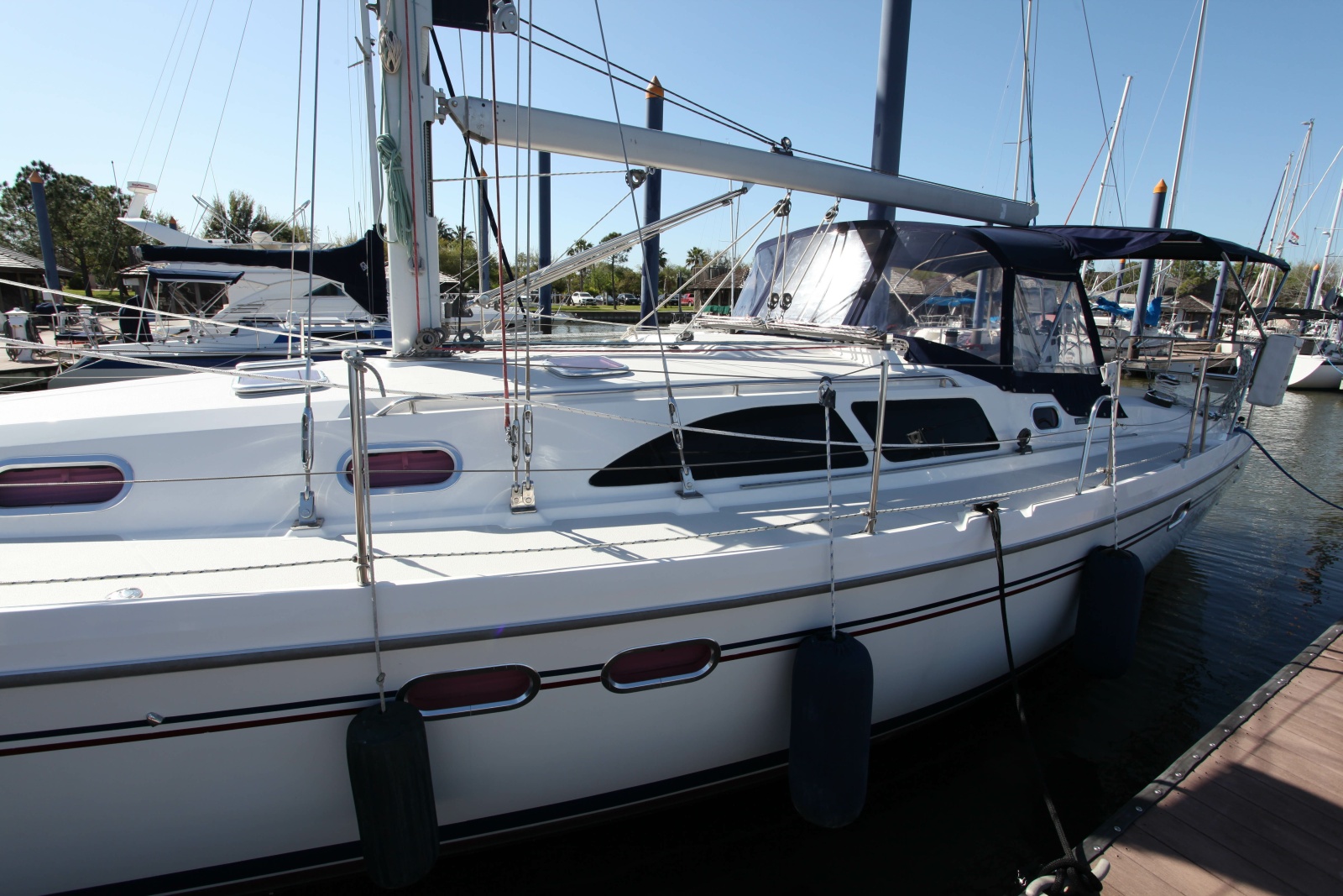38' 2005 Catalina 387