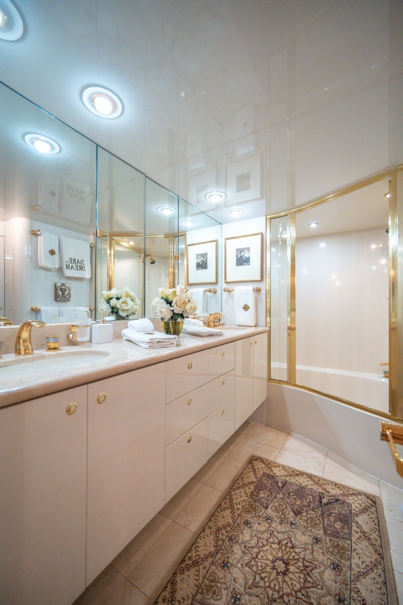 Lazzara 76 - Dare to Dream - Head