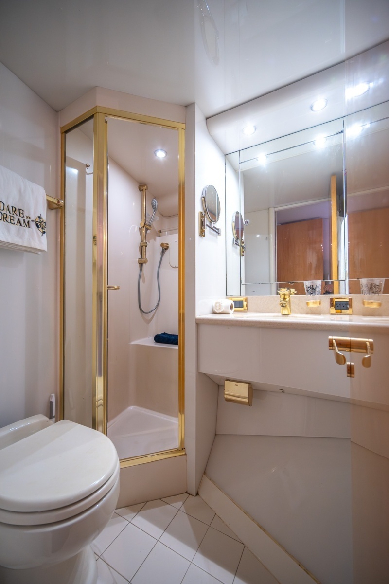 Lazzara 76 - Dare to Dream - Crew