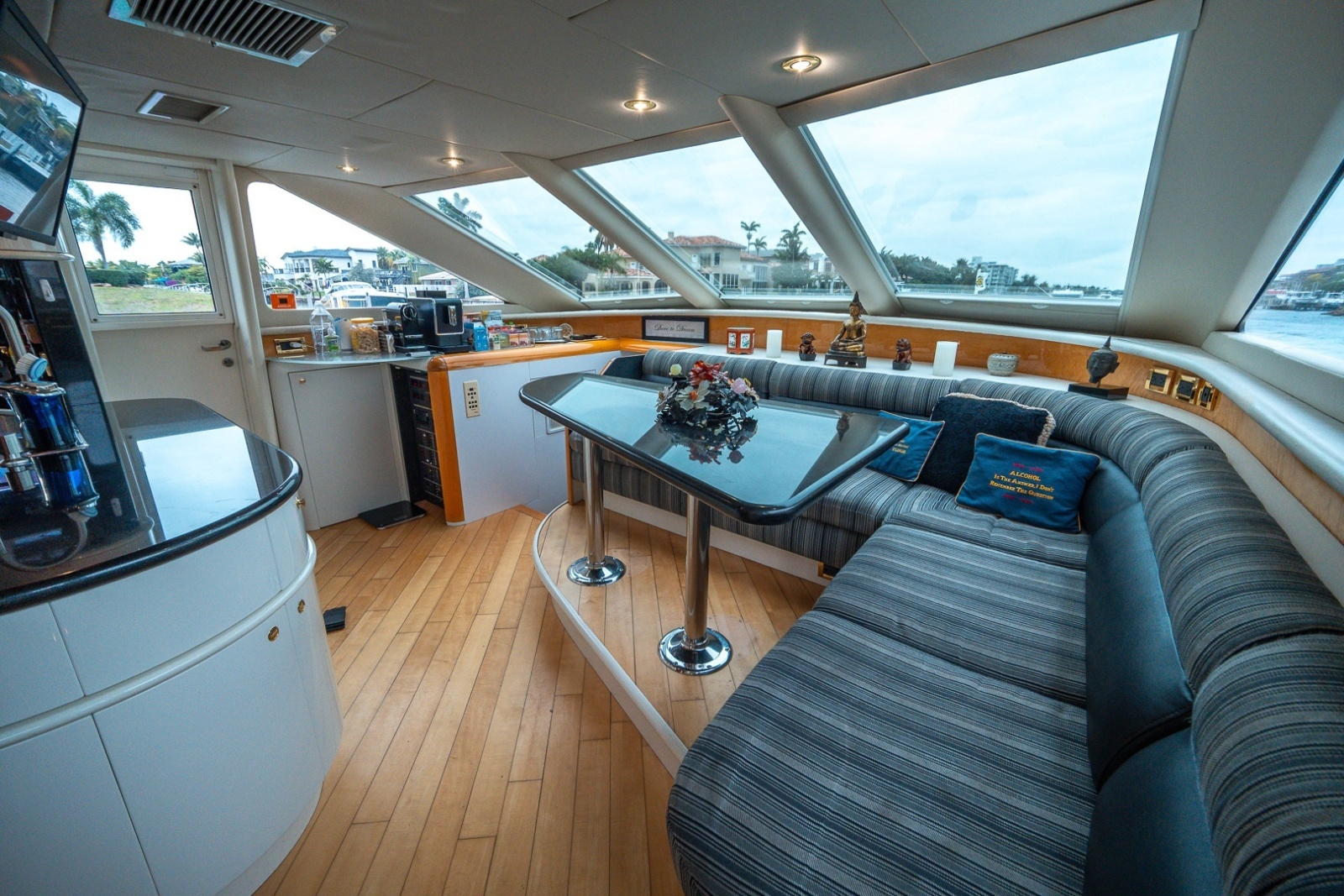 Lazzara 76 - Dare to Dream - Dinette