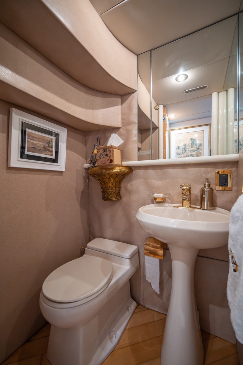 Lazzara 76 - Dare to Dream - Head