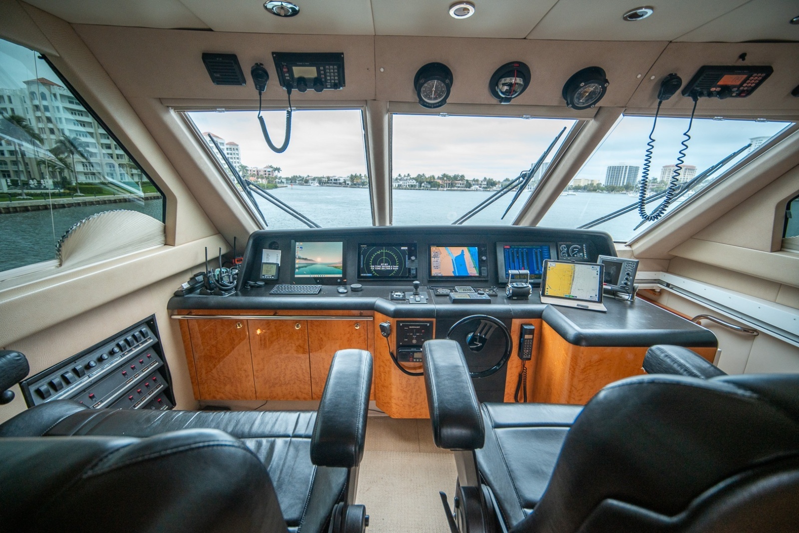 Lazzara 76 - Dare to Dream - Helm