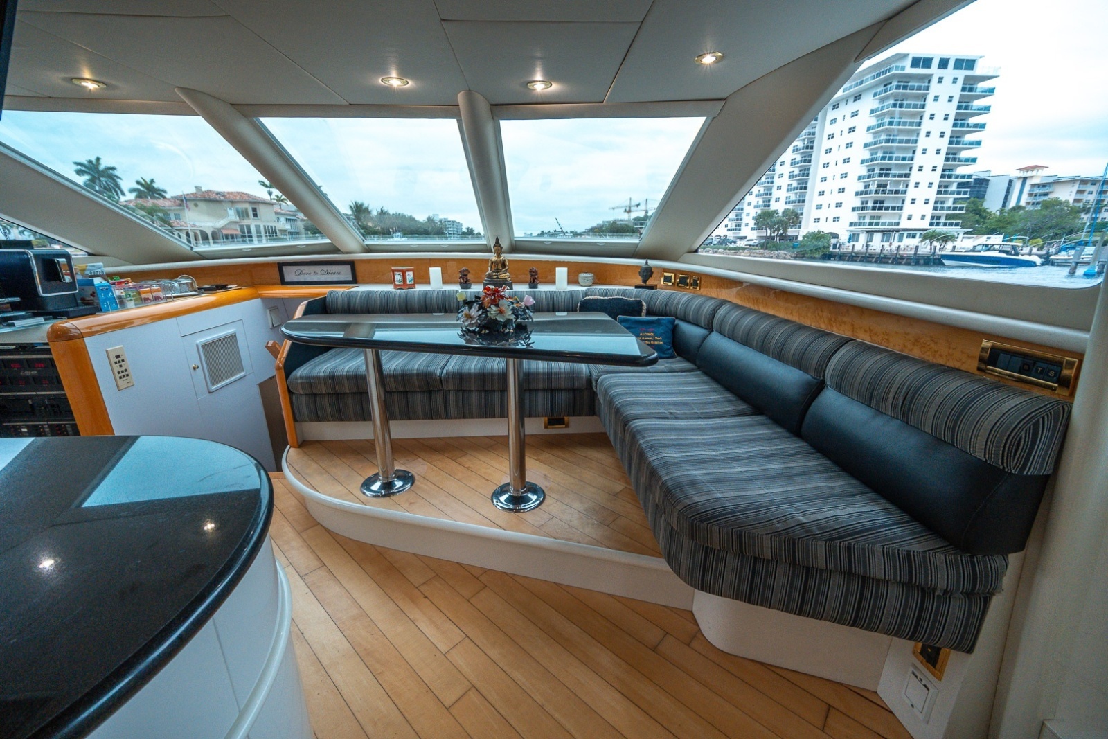 Lazzara 76 - Dare to Dream - Dinette