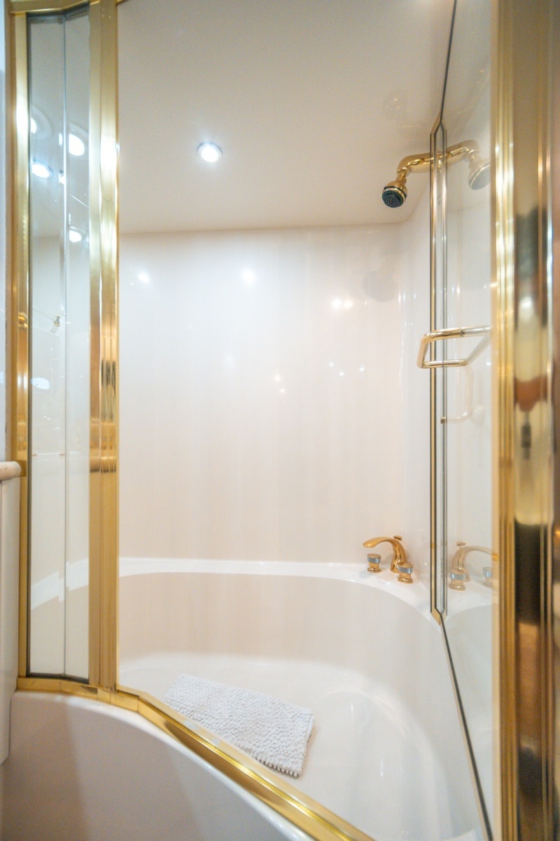 Lazzara 76 - Dare to Dream - Head