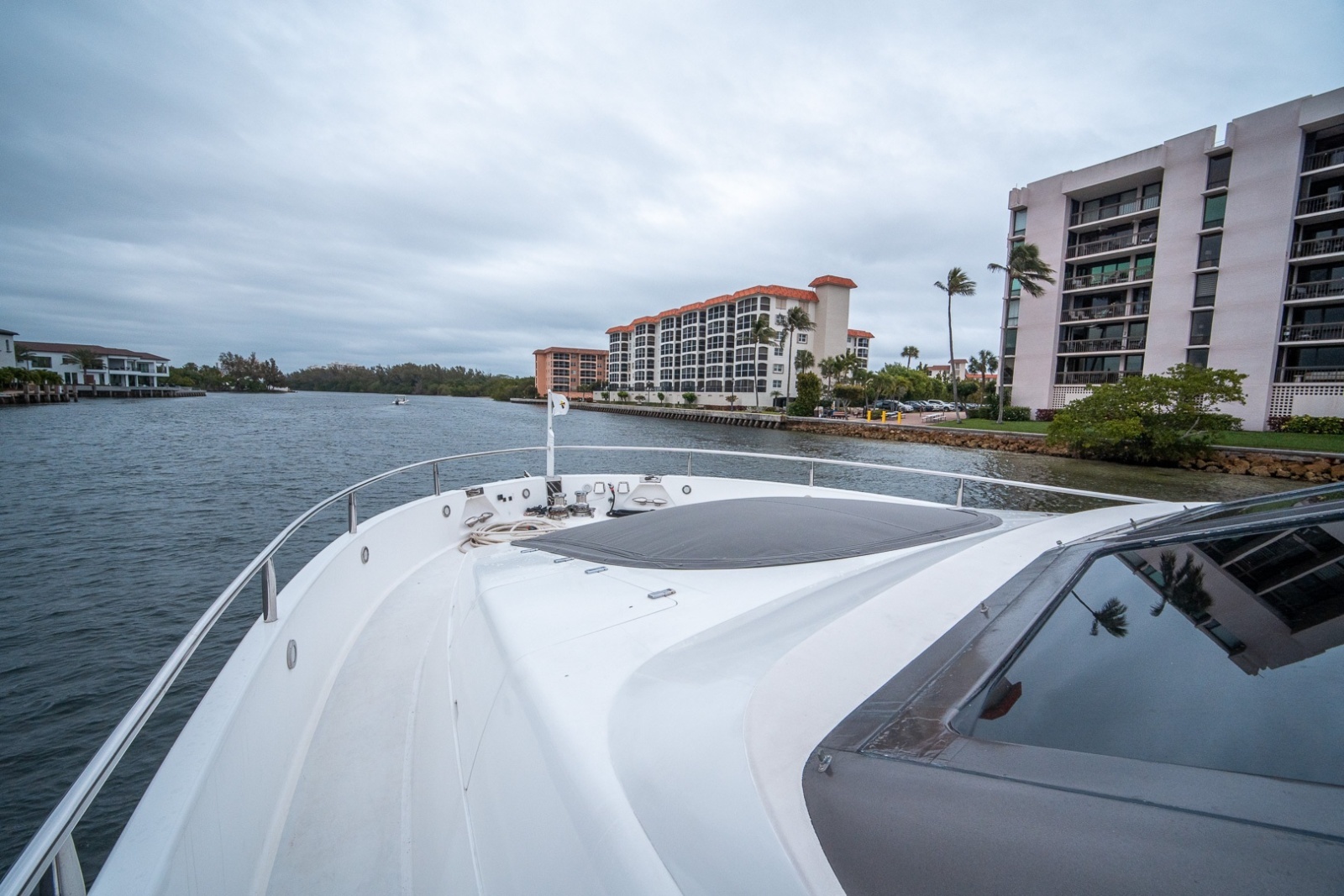 Lazzara 76 - Dare to Dream - Bow