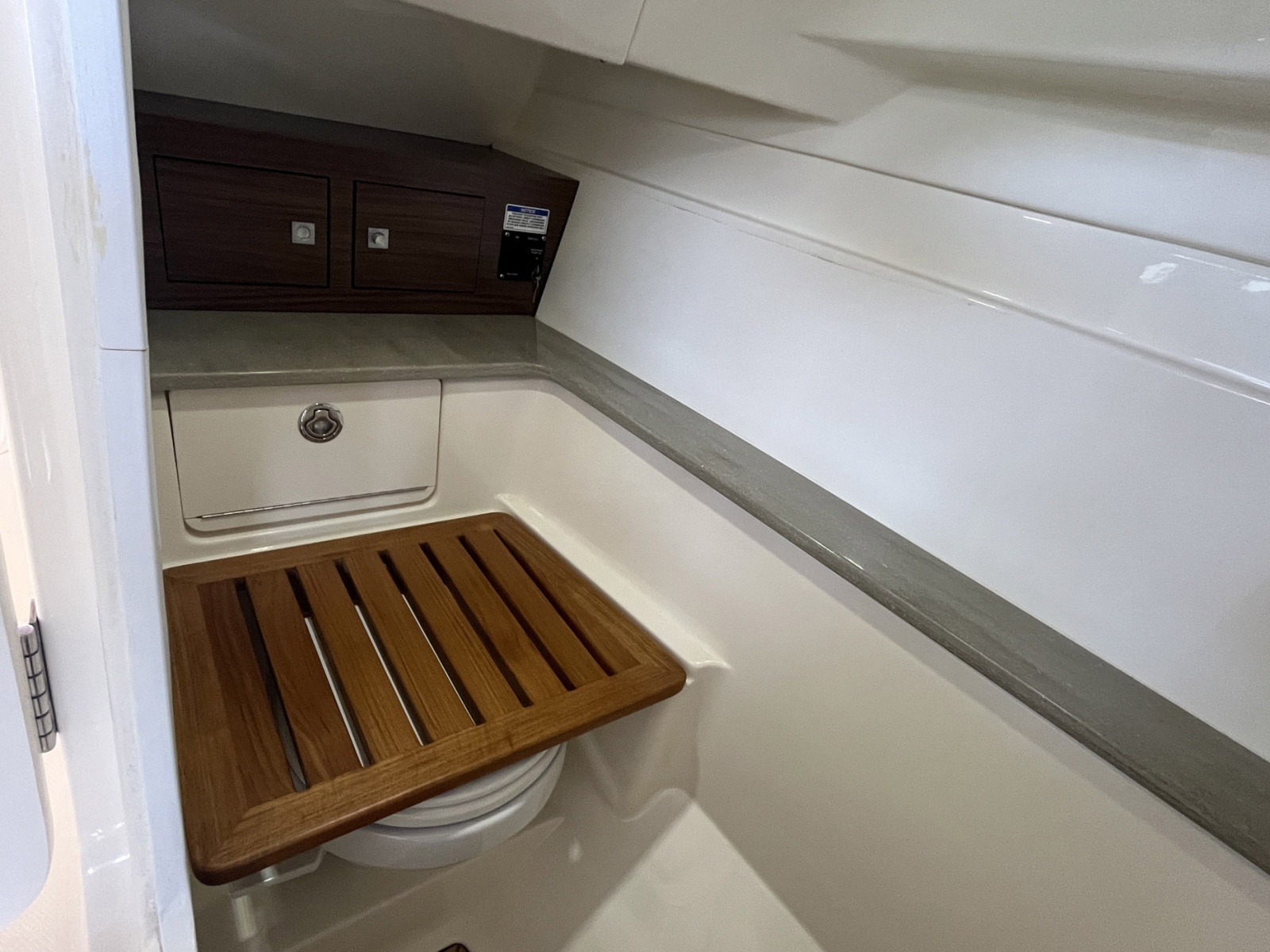 2022 Boston Whaler 320 Vantage