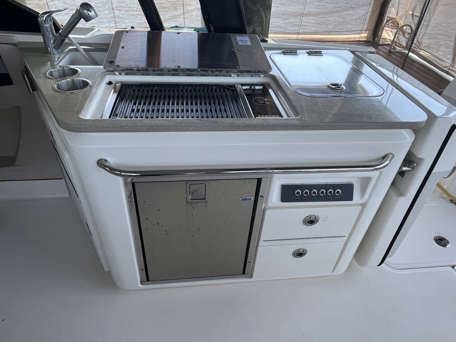2022 Boston Whaler 320 Vantage