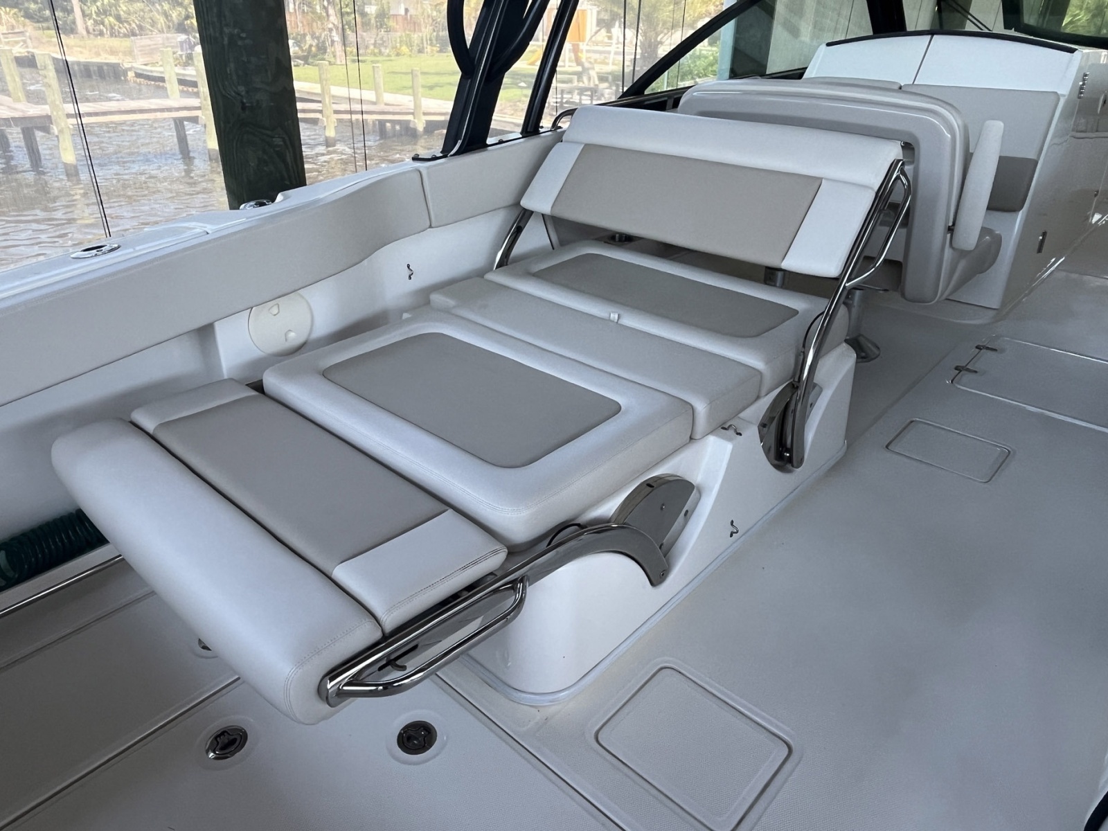 2022 Boston Whaler 320 Vantage
