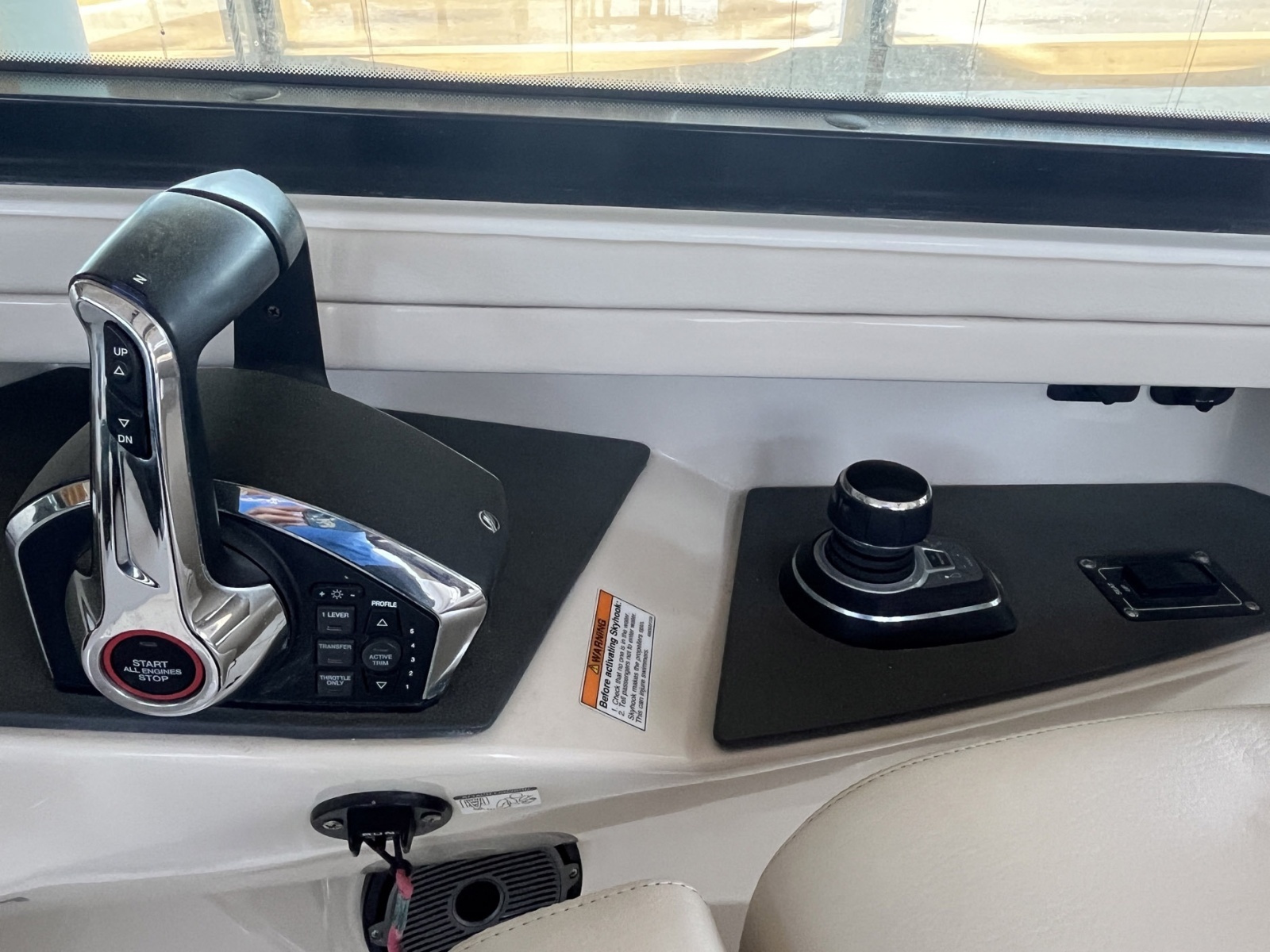 2022 Boston Whaler 320 Vantage