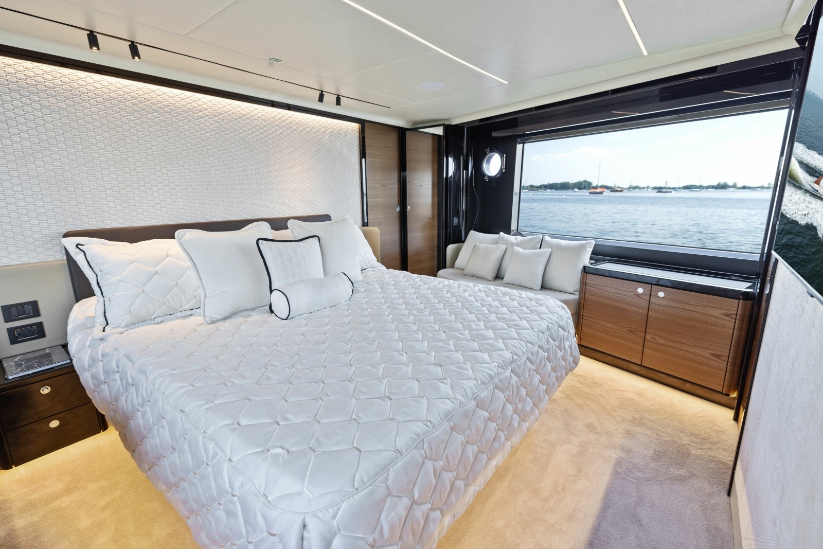 64ft Absolute Yacht For Sale