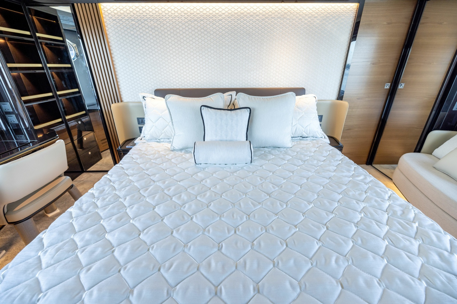 64' 2024 Absolute Navetta 64