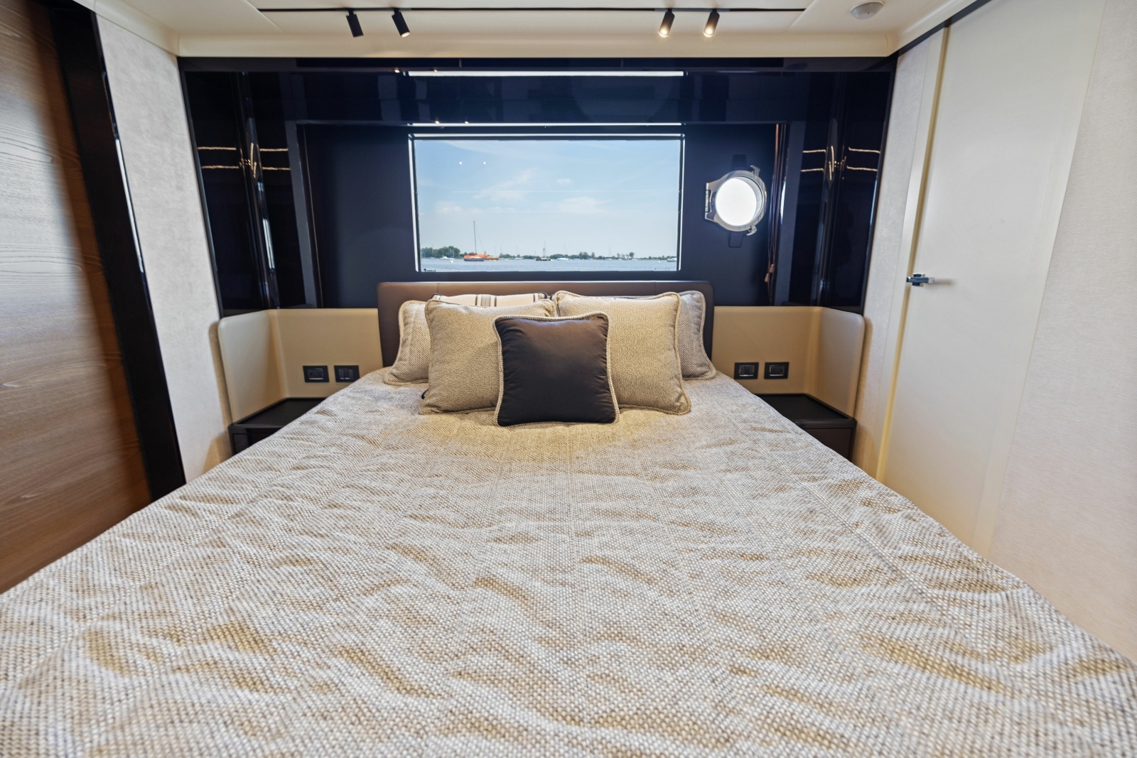 64ft Absolute Yacht For Sale