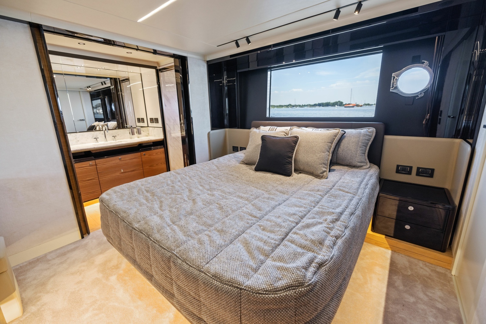 64ft Absolute Yacht For Sale