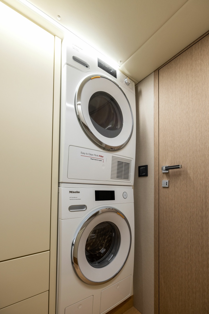 64' 2024 Absolute Navetta 64