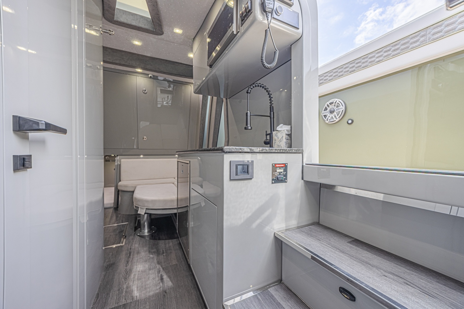 2025 Midnight Express 52 Vitesse