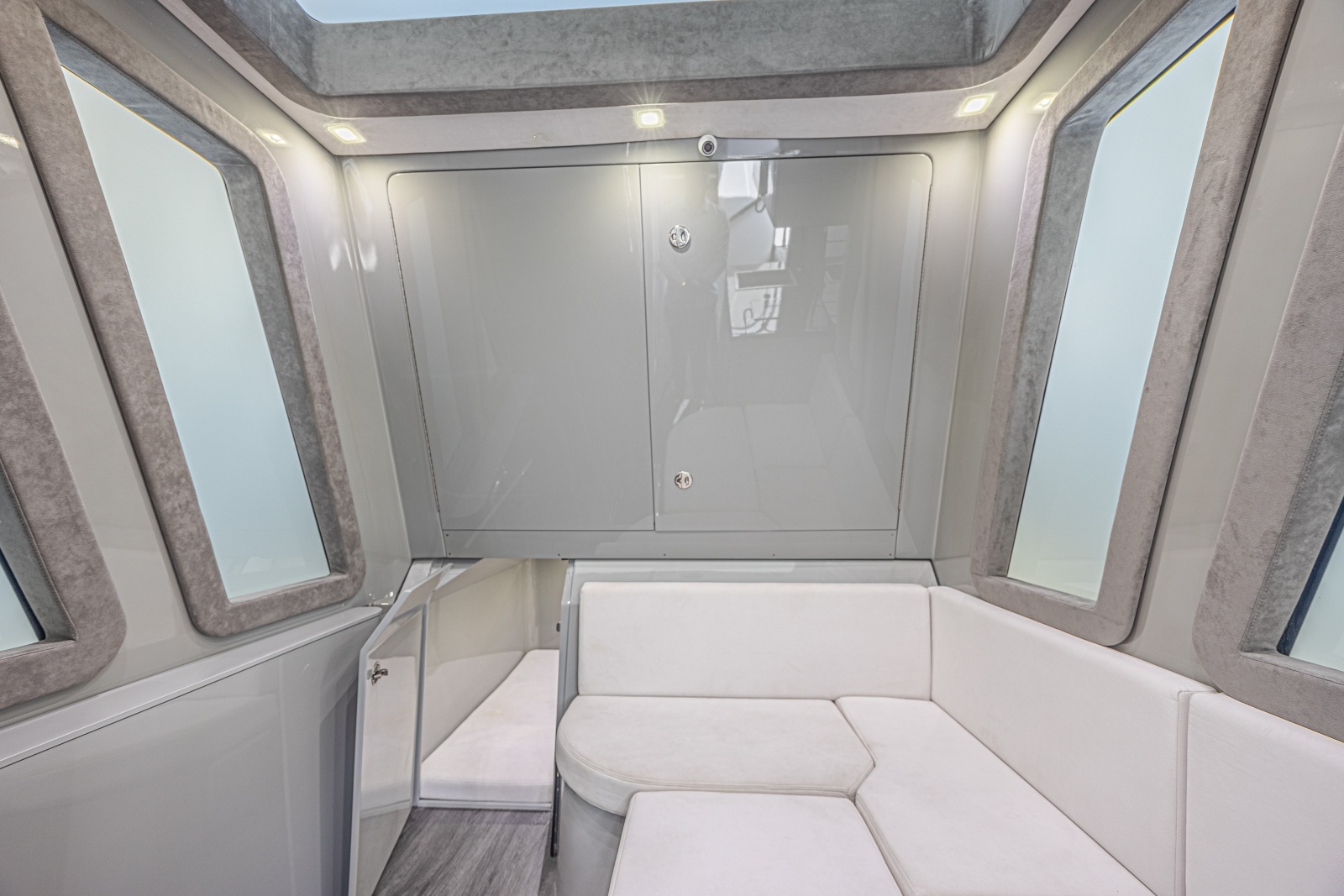 2025 Midnight Express 52 Vitesse photo 38