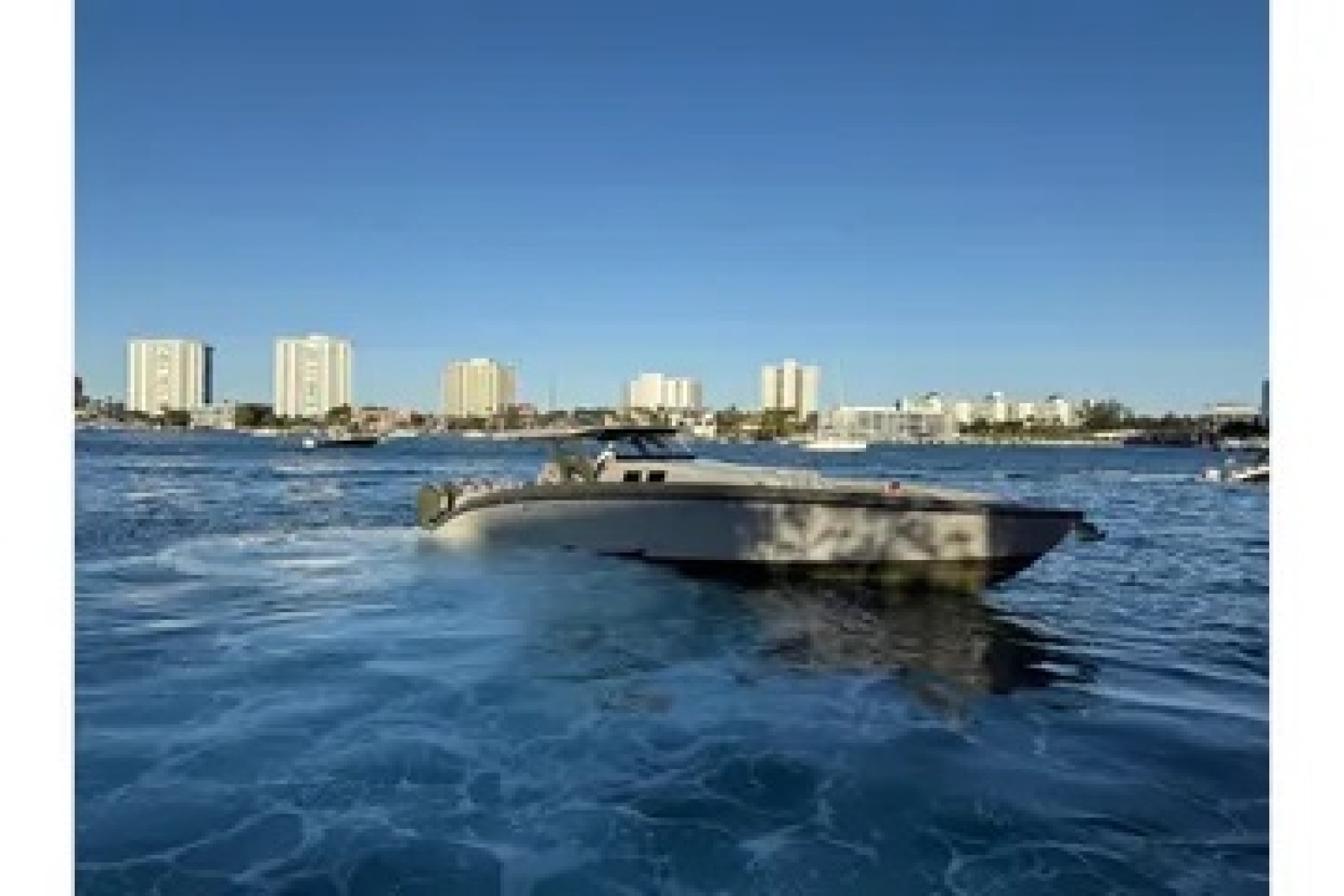 52' 2025 Midnight Express 52 Vitesse