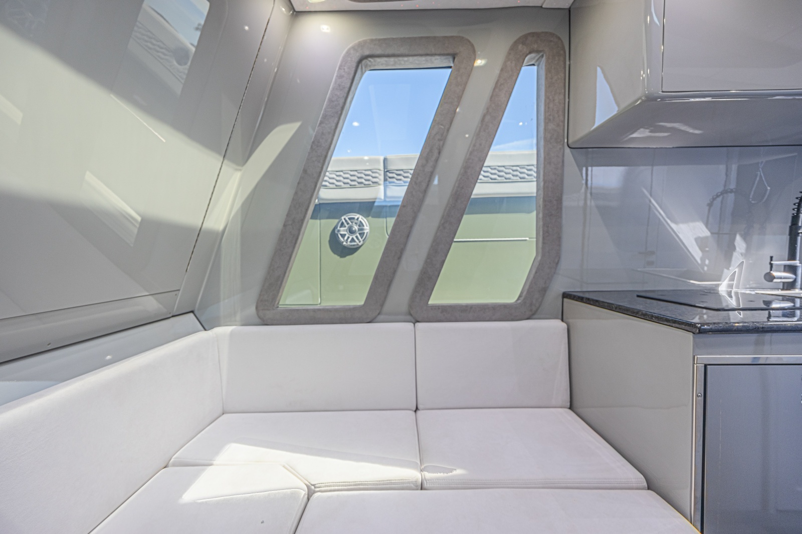 2025 Midnight Express 52 Vitesse