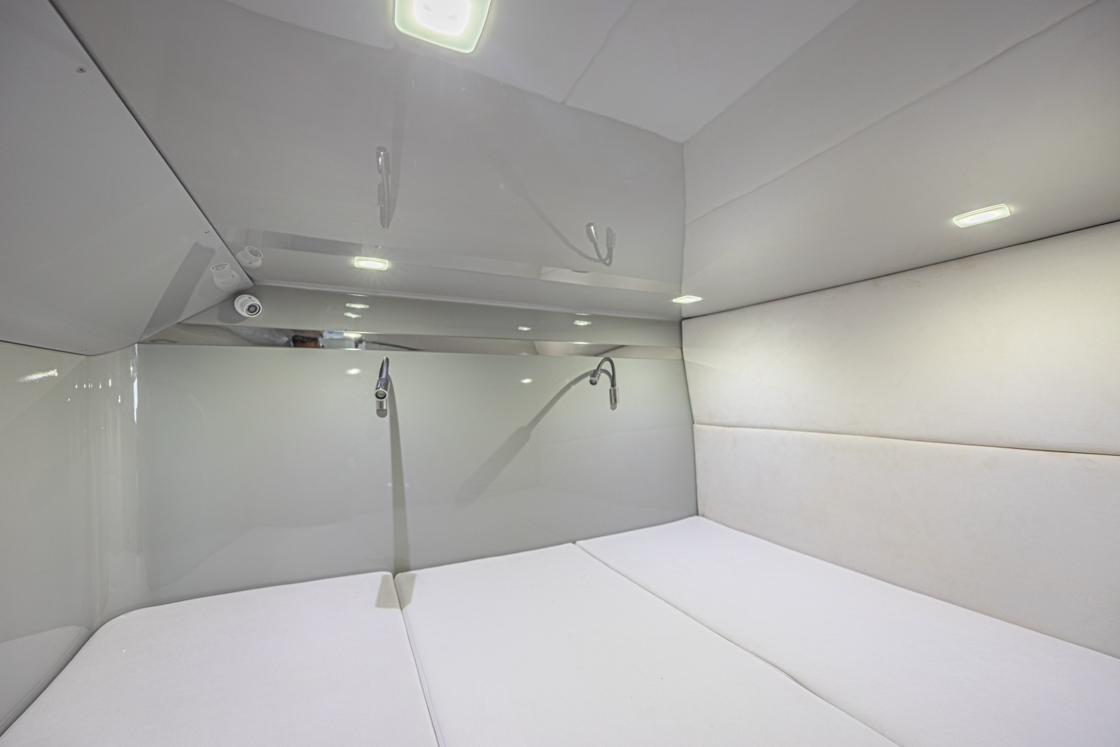 2025 Midnight Express 52 Vitesse photo 39