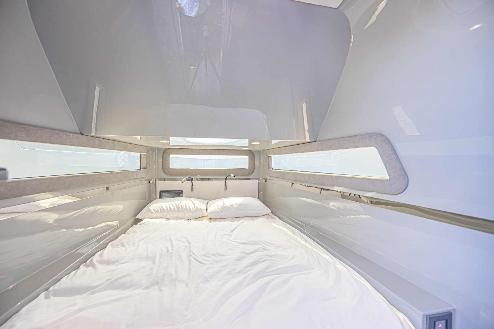 2025 Midnight Express 52 Vitesse photo 35