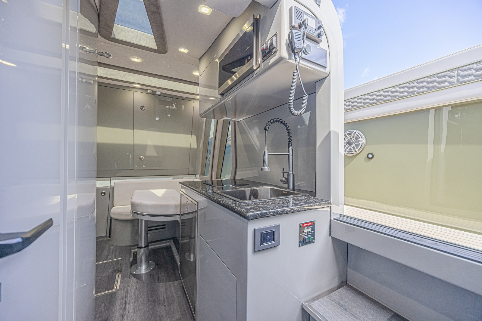 2025 Midnight Express 52 Vitesse