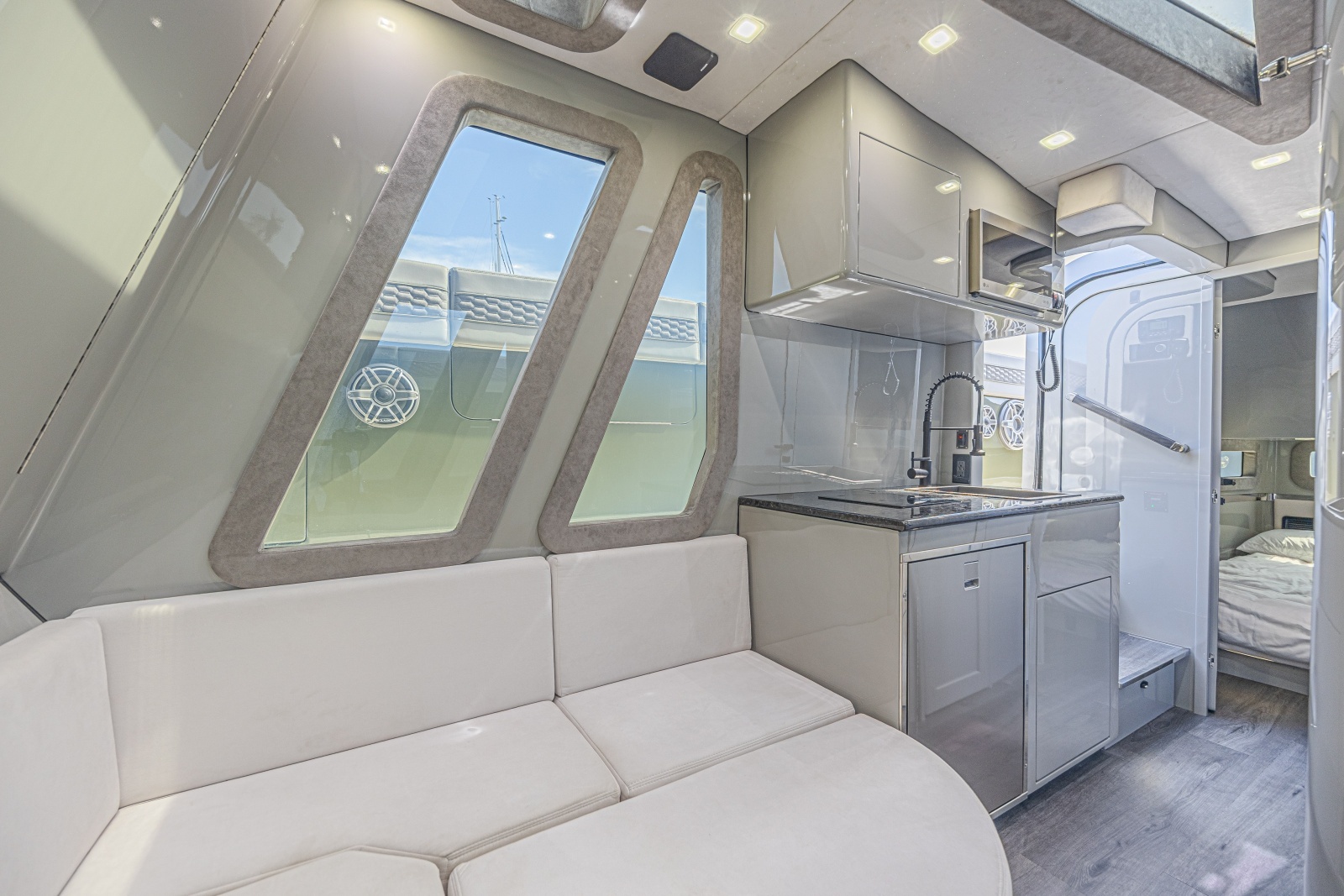 2025 Midnight Express 52 Vitesse photo 31